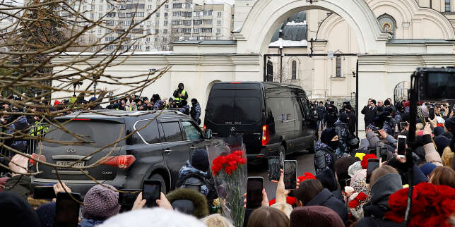 En images : des milliers de personnes aux funérailles d’Alexeï Navalny en Russie