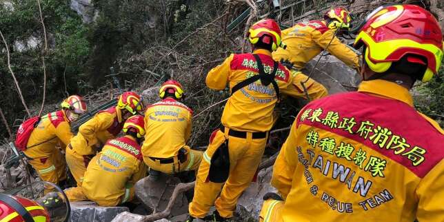 A Taïwan, les sauveteurs recherchent des centaines de personnes piégées au lendemain d’un puissant séisme