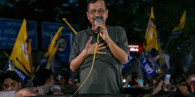 En Inde, Arvind Kejriwal, le chef de l’opposition, sort de prison, libéré sous caution par la Cour suprême