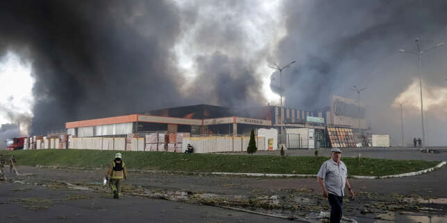 En images : à Kharkiv, une frappe russe sur un centre commercial fait au moins deux morts