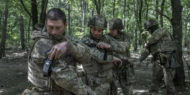 A Kiev, devant un centre de recrutement : « Il faut bien que quelqu’un tienne une arme »