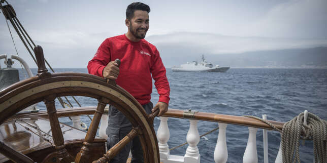 A bord du « Belem », Zabih, réfugié afghan de 25 ans, prend conscience que la mer n’est pas que « le lieu où l’on peut mourir »